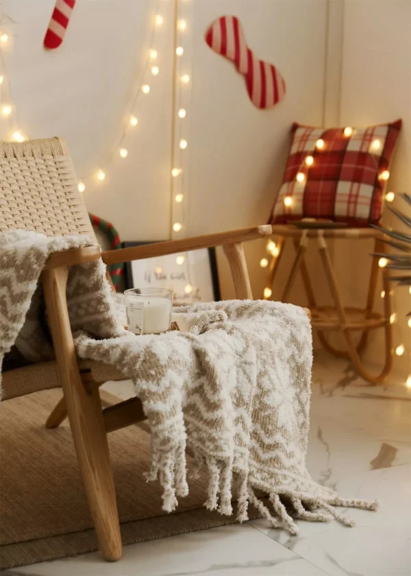 Chunky Knit Christmas Throw Blanket with Fringes - Image 6