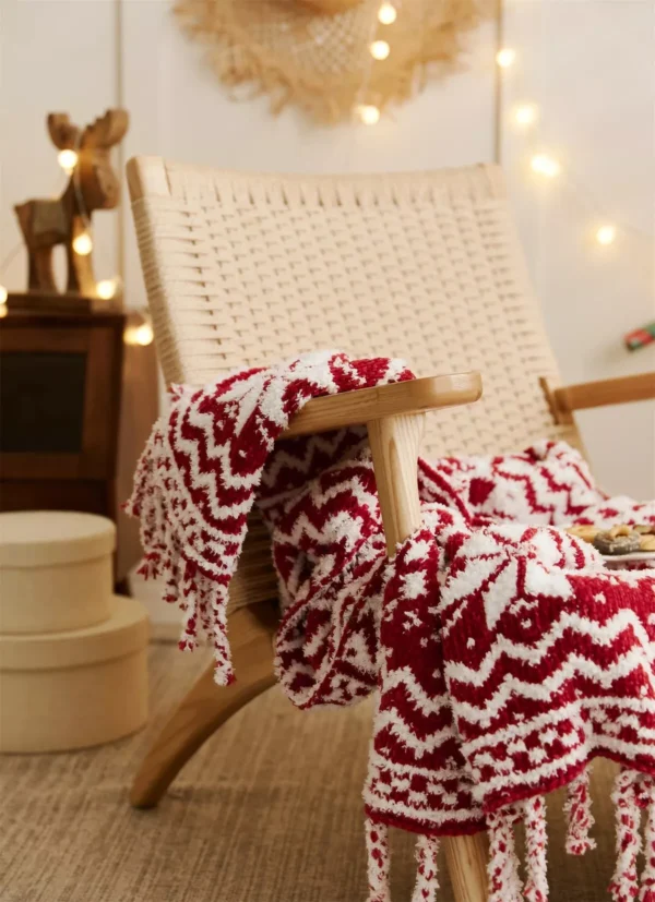 Chunky Knit Christmas Throw Blanket with Fringes - Image 5
