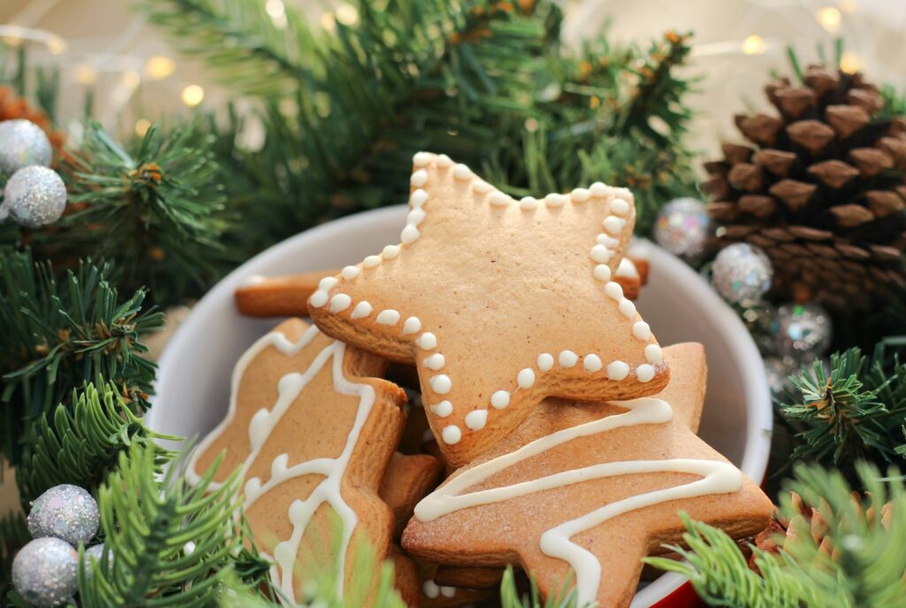 Star-shaped gingerbread cookies with pine branches