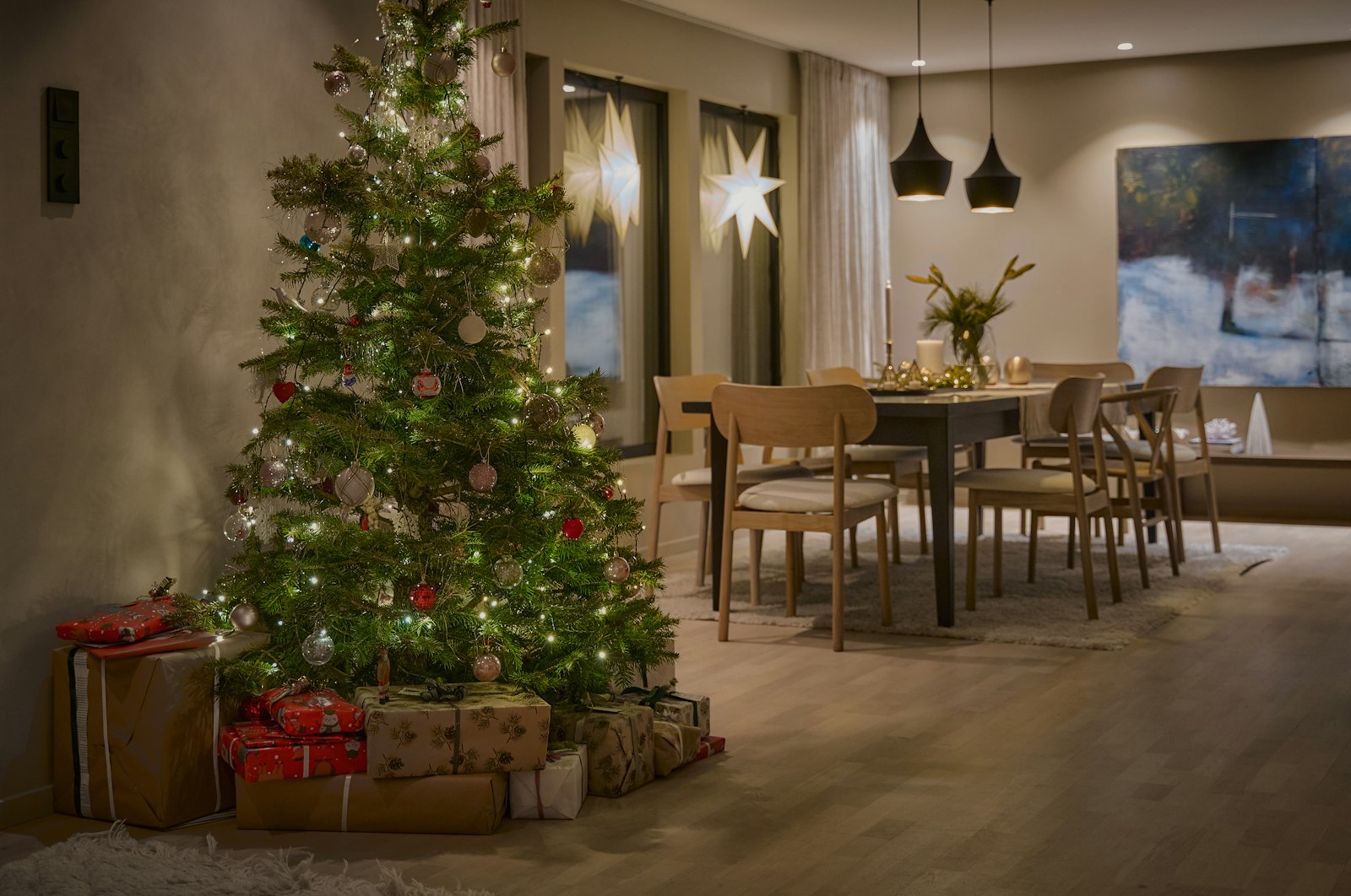 Decorated Christmas tree in a cosy living room